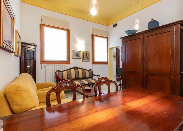 Guesthost - Stylish Flat In Dorsoduro District * البندقية